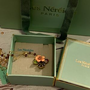 Les Nereides Flower and pearl necklace